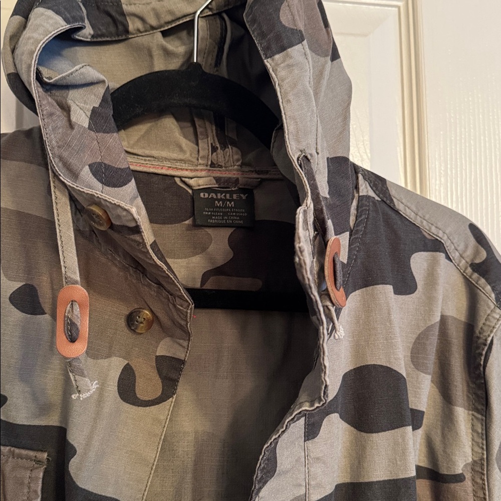 Amazing Oakley camouflage jacket size Medium. - Picture 2 of 6